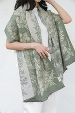 Load image into Gallery viewer, Cotswolds Shawl