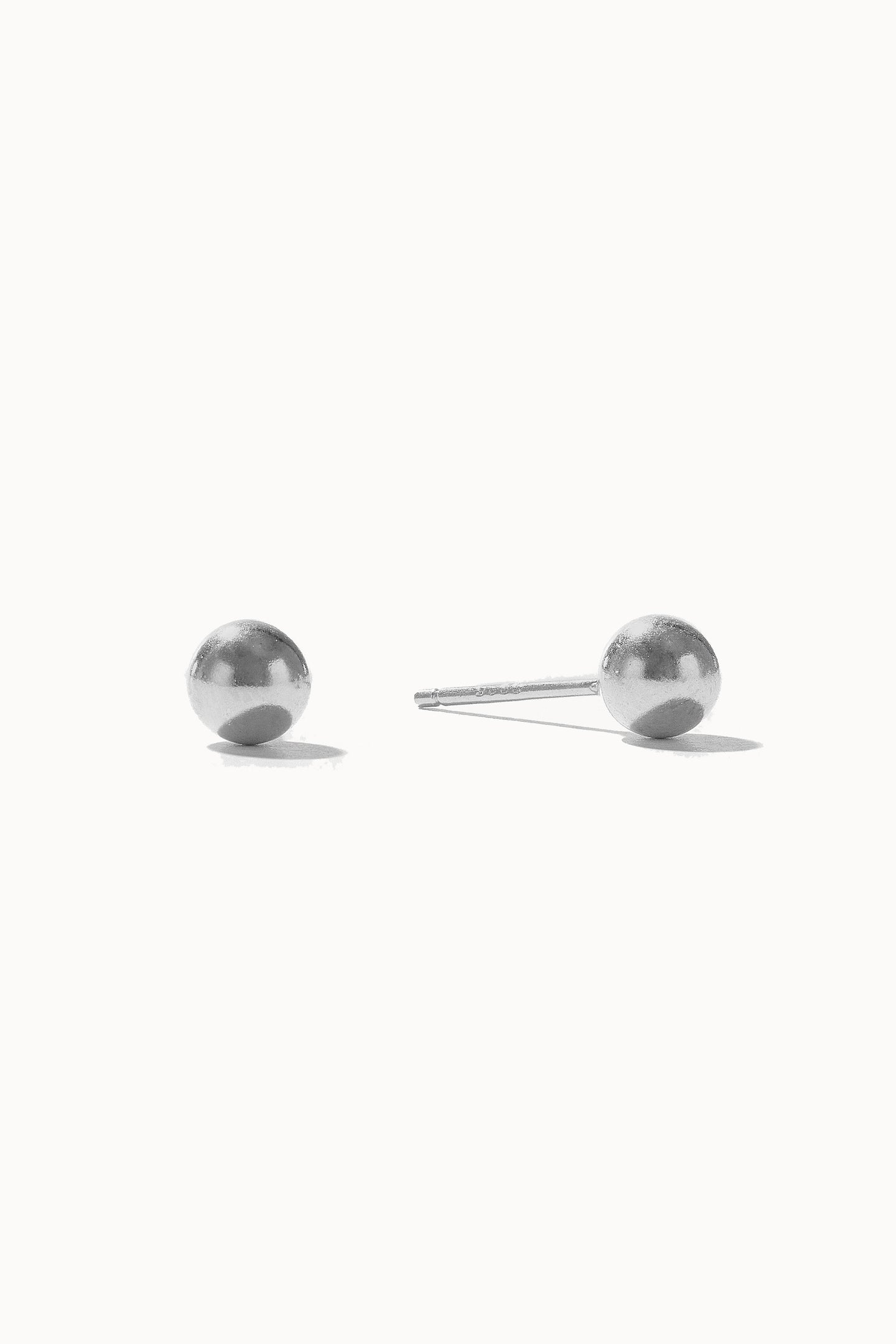 Essentiale Studs