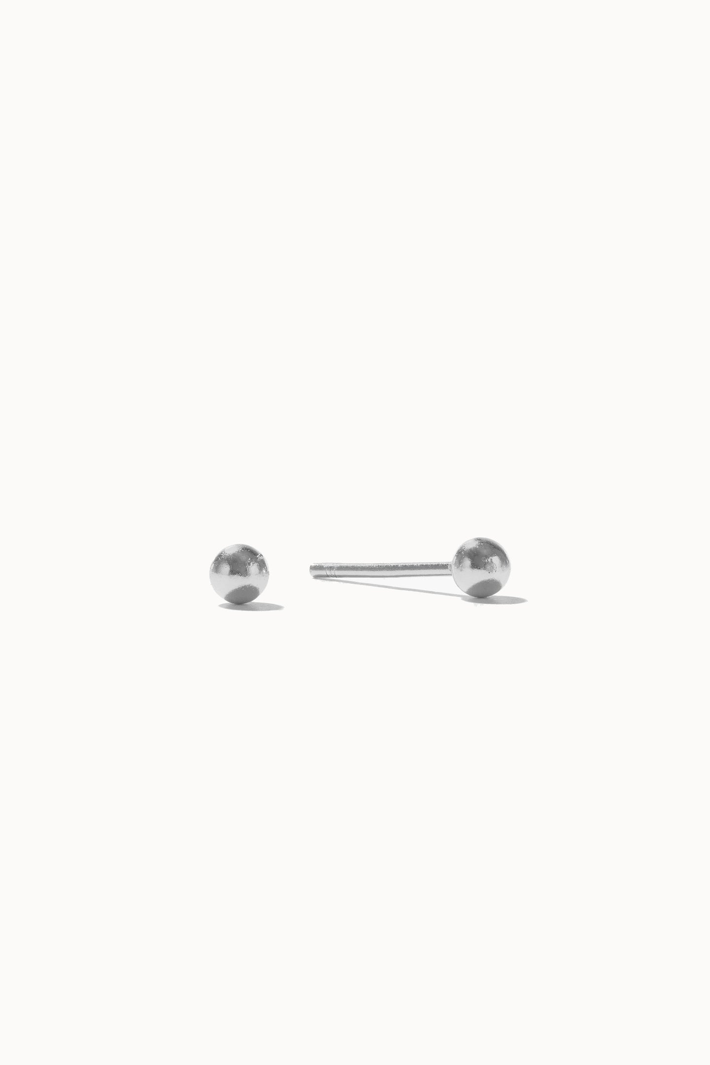 Essentiale Studs