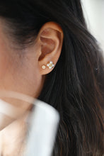 Load image into Gallery viewer, Perle Studs
