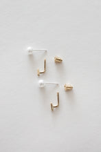 Load image into Gallery viewer, Pepe Pearl Ear Jacket
