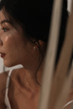 Load image into Gallery viewer, Essentiale Hoops
