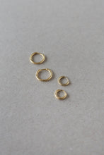 Load image into Gallery viewer, Essentiale Hoops
