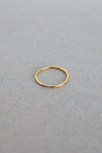 Load image into Gallery viewer, Petit Tres Yule Ring
