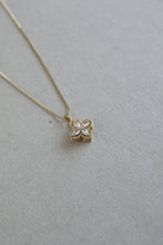 Load image into Gallery viewer, Clover Necklace
